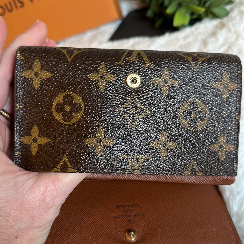 LOUIS  VUITTON midsize Flap wallet Monogram wallet beautiful exterior Classic